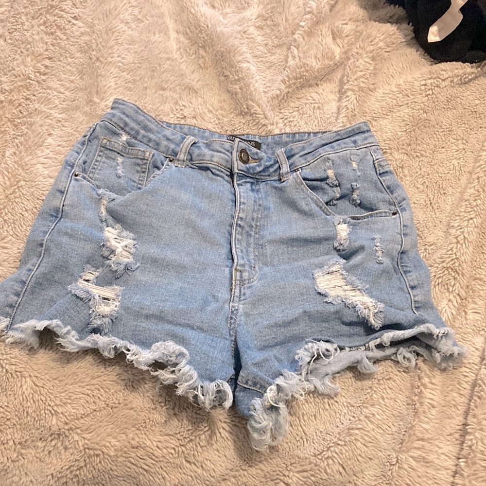 Lightly used distressed shorts. Size 9/10 but fits like a 5!